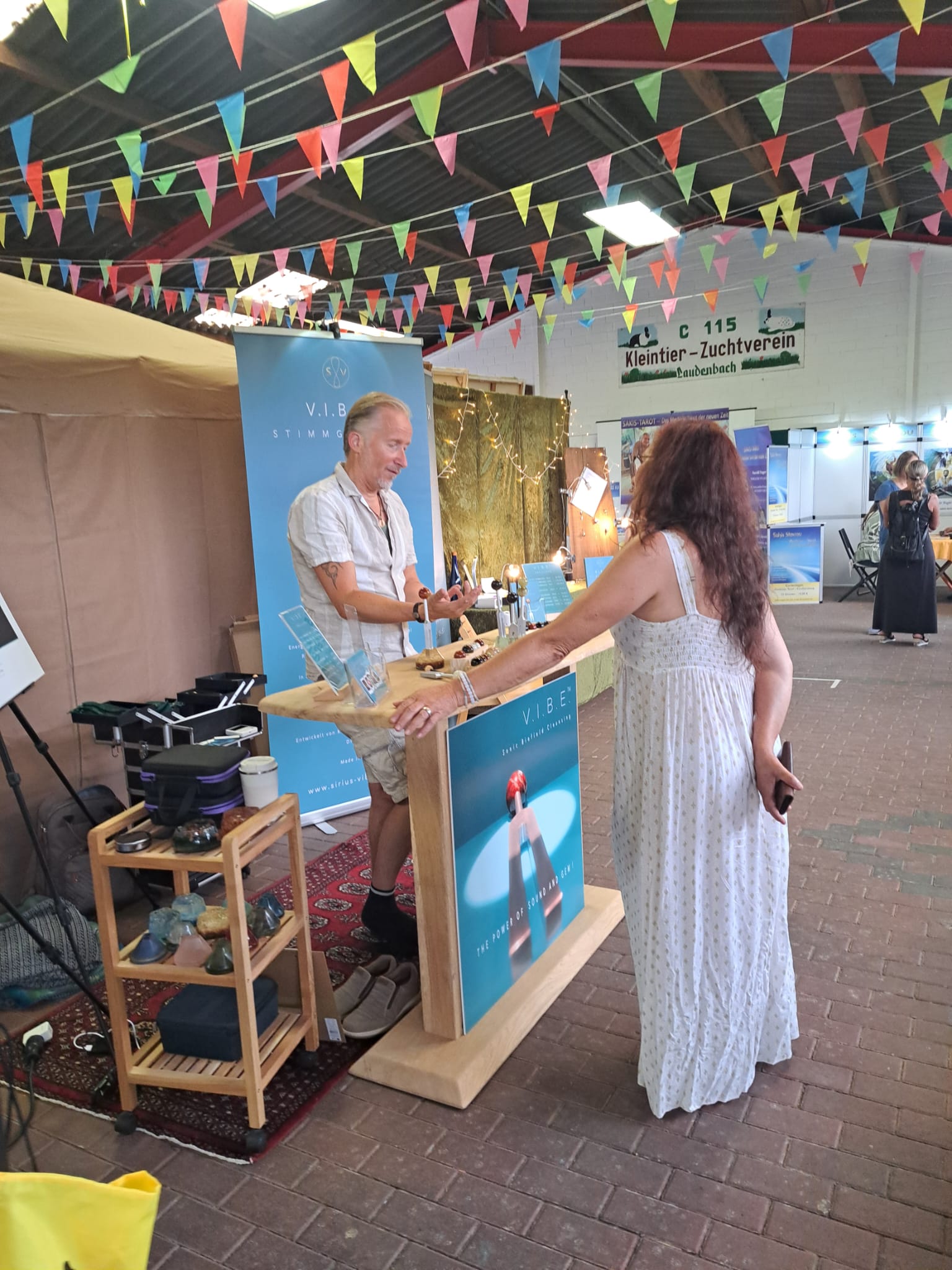 Stimmungsvoll dekorierter Ausstellerstand beim Festival der Sinne