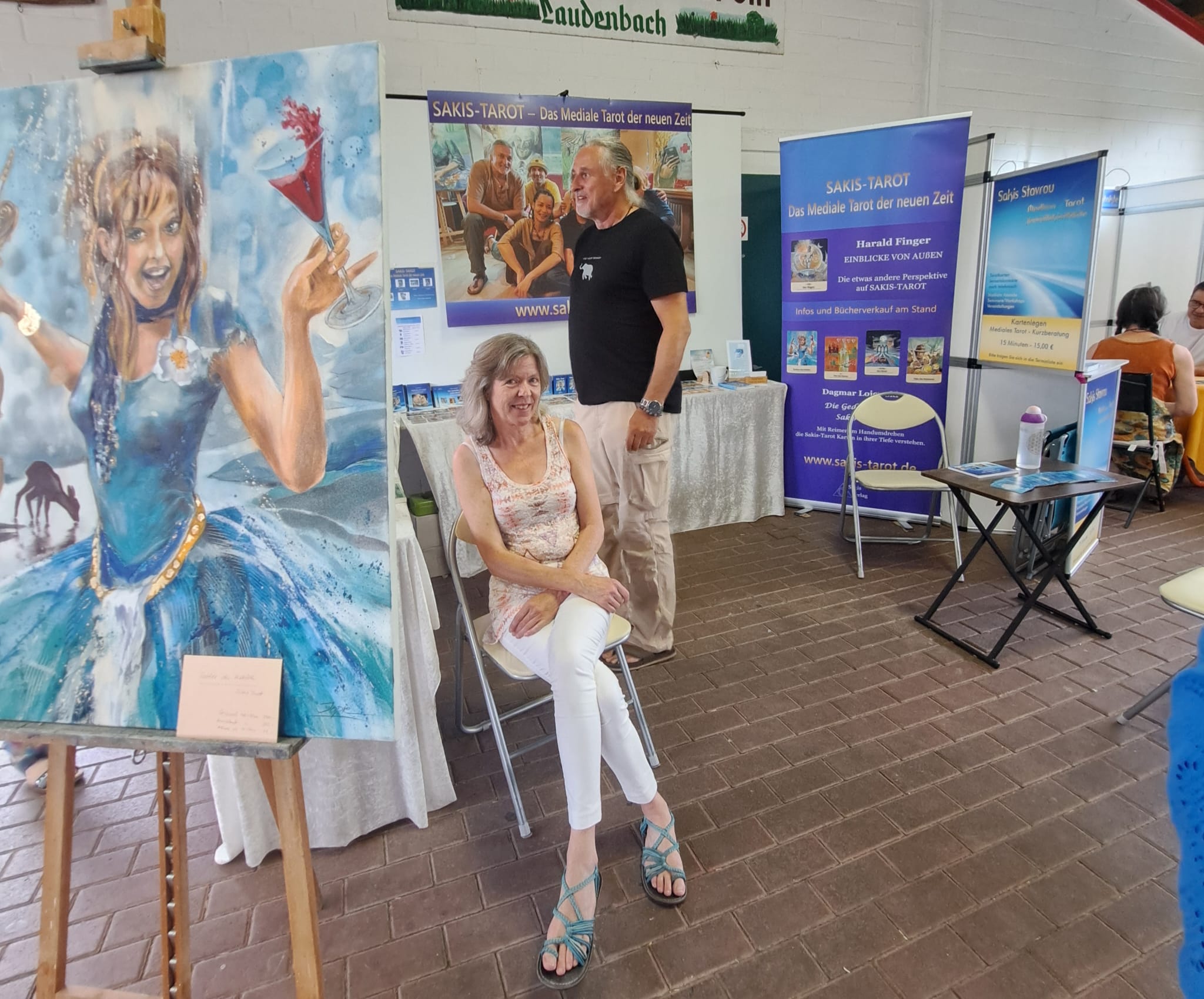 Besucherin im Gespräch an einem Stand beim Festival der Sinne