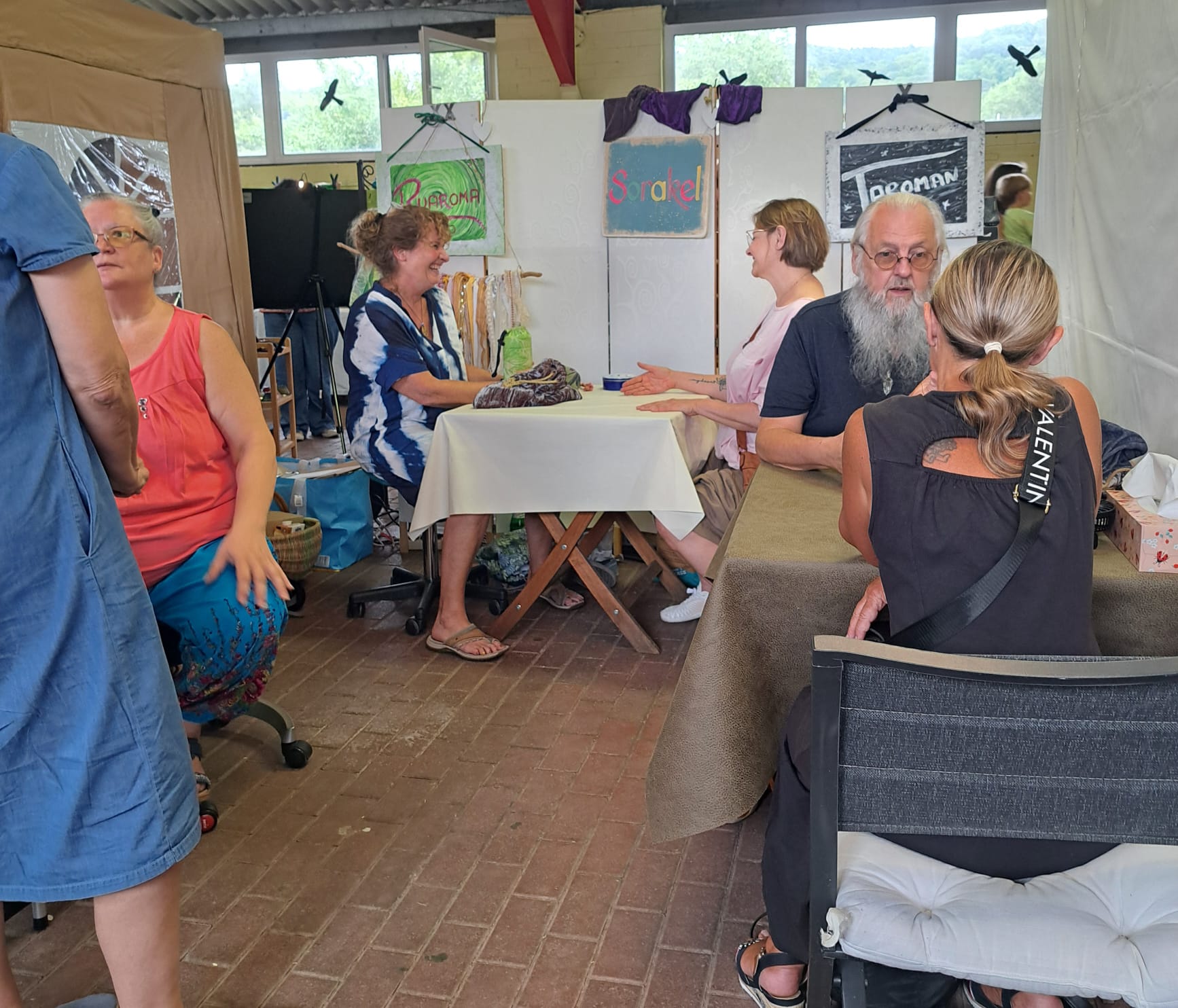 Begegnung und Gespräch an einem Ausstellerstand in der Festivalhalle