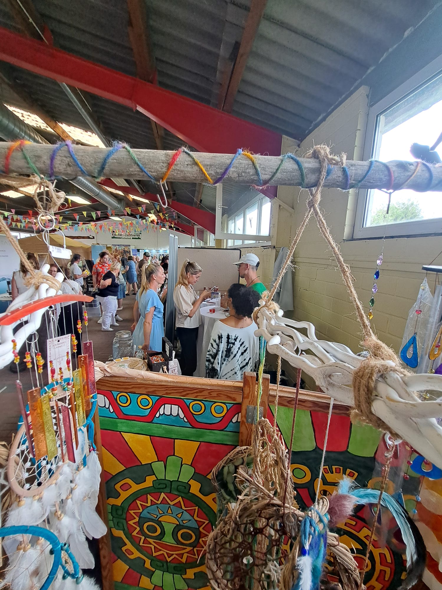 Besucherin entdeckt das Angebot eines Ausstellers beim Festival der Sinne