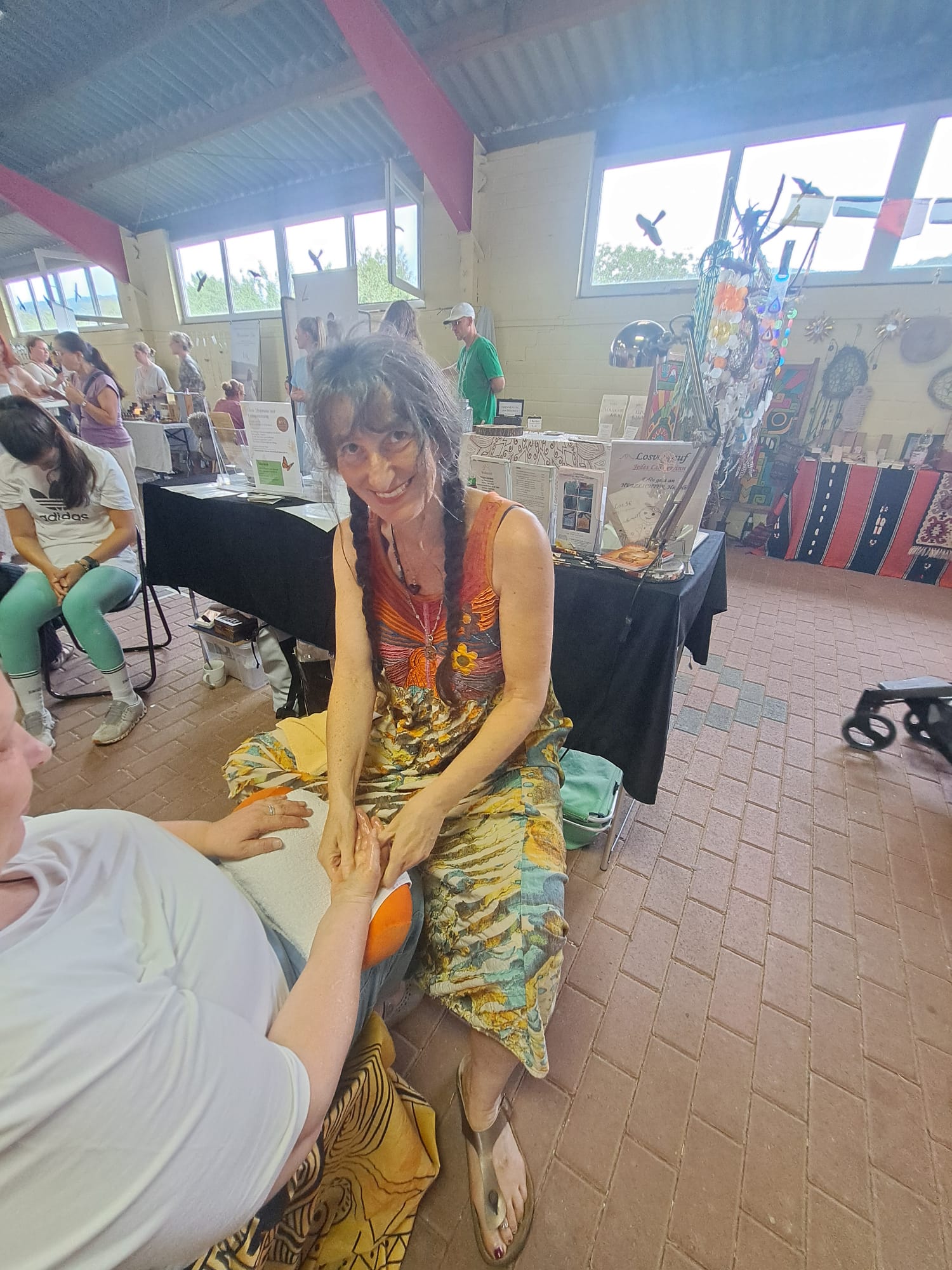 Liebevoll gestalteter Stand mit Schmuck und Steinen beim Festival