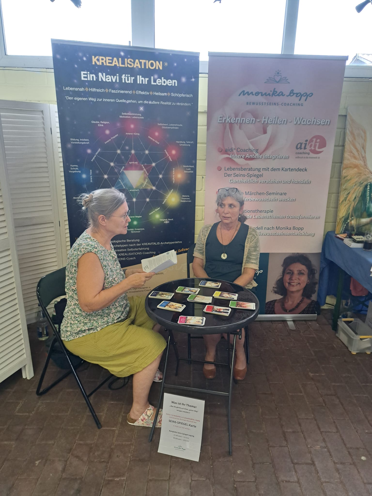 Gespräch zwischen Ausstellerin und Besucherin in der Festivalhalle