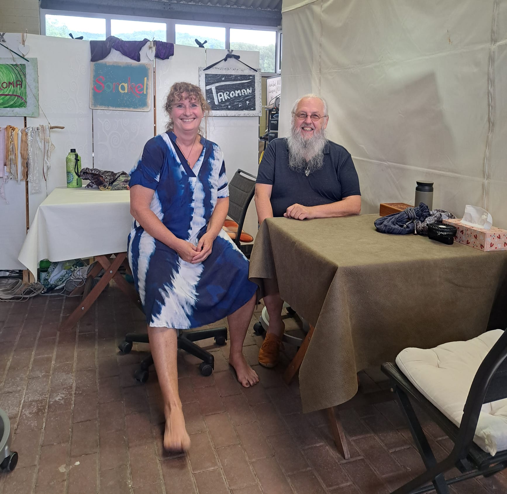 Ausstellerin präsentiert ihre Arbeit beim Festival der Sinne