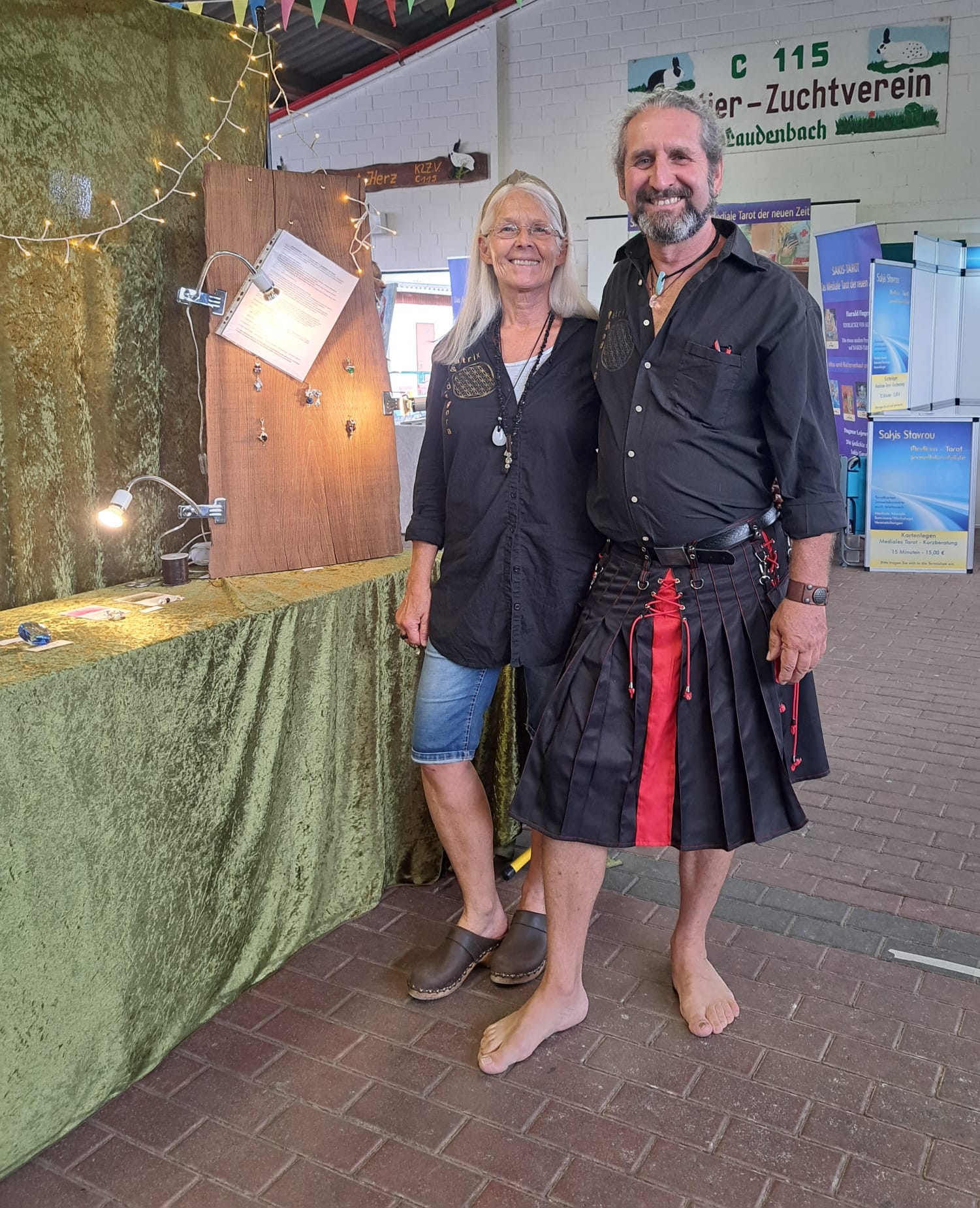 Besucherin vor einem Gemälde am SAKIS-TAROT-Stand